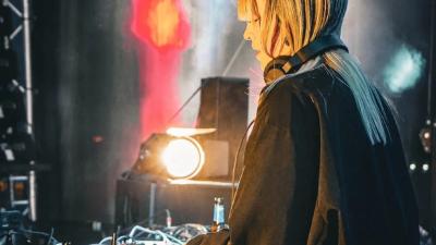 Mann will Hamburger DJ das Mixen erklären