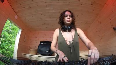 Diese DJ-Radioshow sendet live aus einer öffentlichen Sauna