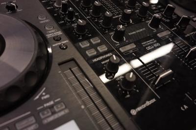 Probleme mit Playlists: AlphaTheta stoppt CDJ-3000-Update