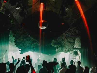 Butan Club setzt Statement gegen Smartphone- und Social-Media-Kultur